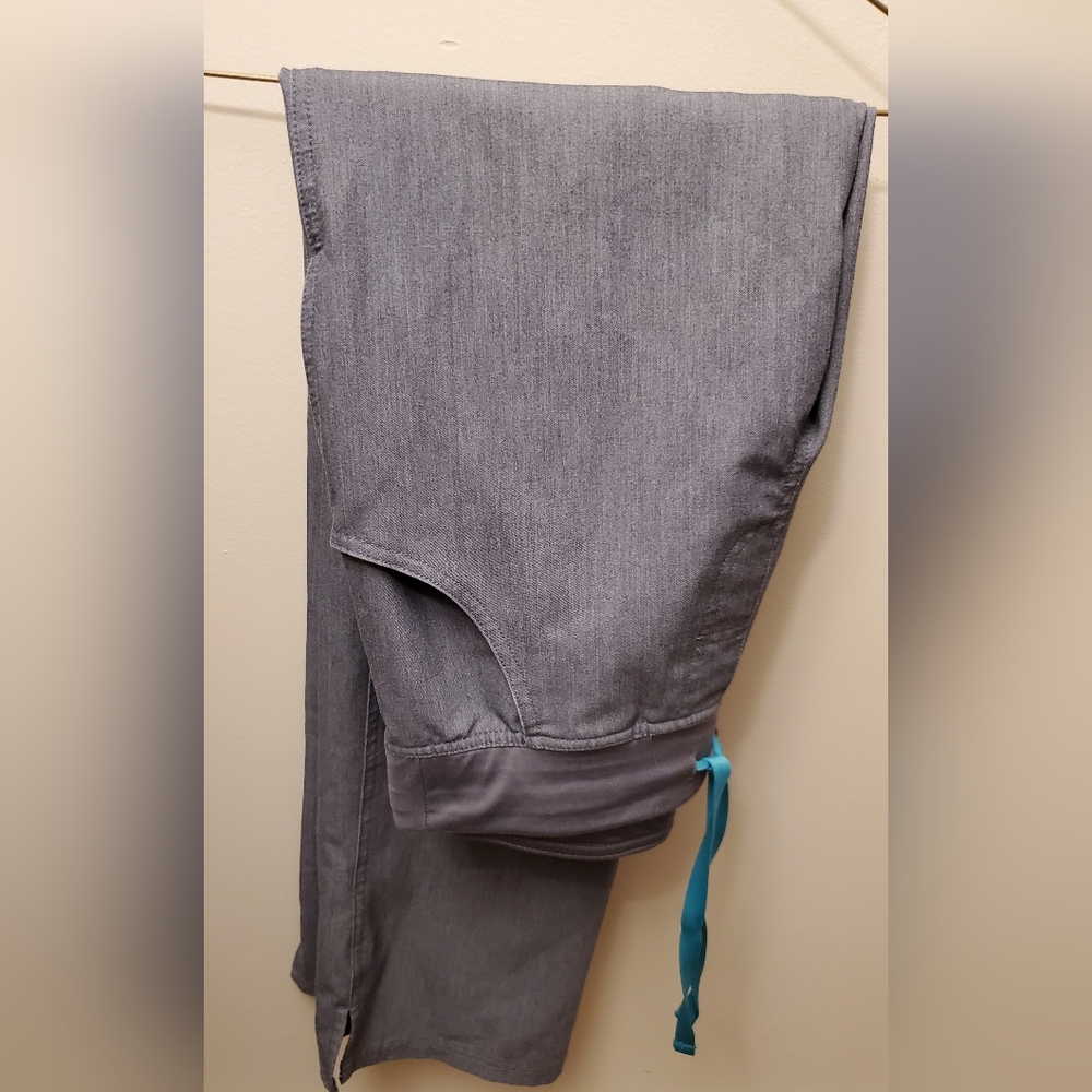 Figs Kade scrub pants, cargo style, graphite small